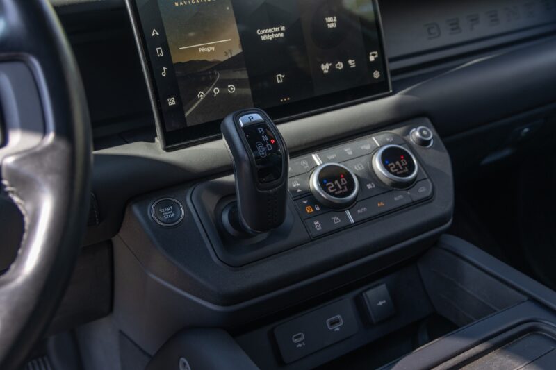 Console centrale avec écran tactile – LAND ROVER – Defender 90 – 2023 – Gondwana Stone Brillant – 33 000 km – 400 ch – 6 cylindres en ligne – Transmission : Automatique – Origine France – Privaty Cars – Conciergerie automobile pour véhicules de sport à La Rochelle