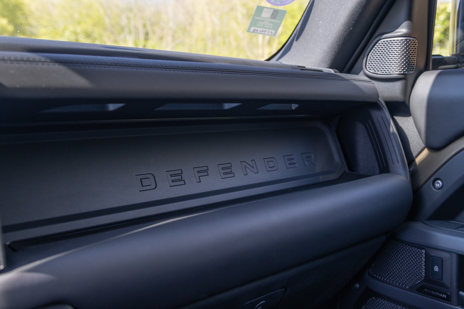 Tableau de bord – LAND ROVER – Defender 90 – 2023 – Gondwana Stone Brillant – 33 000 km – 400 ch – 6 cylindres en ligne – Transmission : Automatique – Origine France – Privaty Cars – Achat et vente de véhicules LAND ROVER d’occasion entre Bordeaux et Nantes