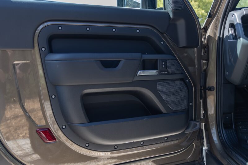 Panneau de porte avec haut-parleurs – LAND ROVER – Defender 90 – 2023 – Gondwana Stone Brillant – 33 000 km – 400 ch – 6 cylindres en ligne – Transmission : Automatique – Origine France – Privaty Cars – Vente de voitures de prestige d’occasion près de Niort