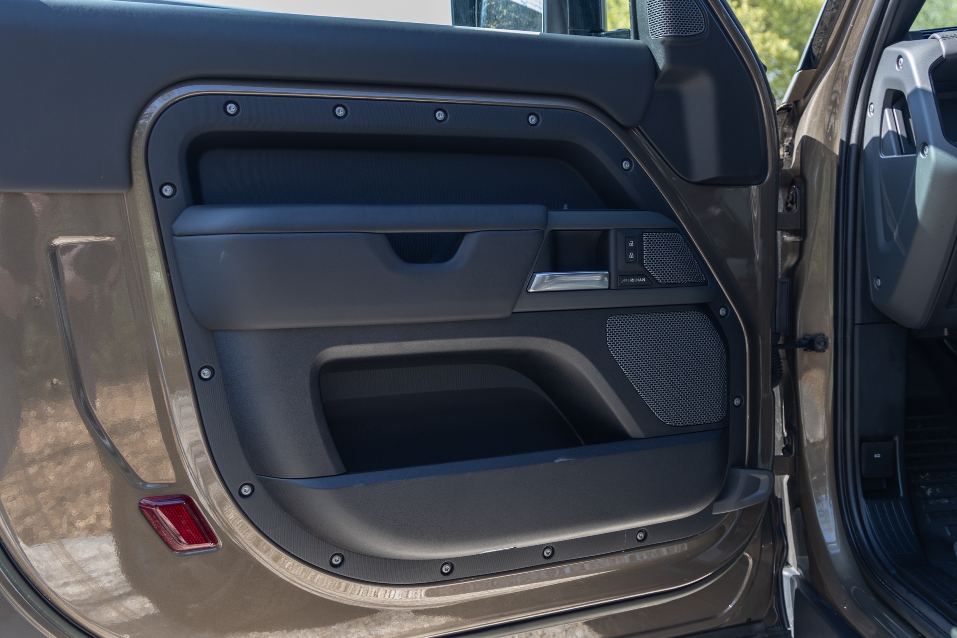 Panneau de porte avec haut-parleurs – LAND ROVER – Defender 90 – 2023 – Gondwana Stone Brillant – 33 000 km – 400 ch – 6 cylindres en ligne – Transmission : Automatique – Origine France – Privaty Cars – Vente de voitures de prestige d’occasion près de Niort