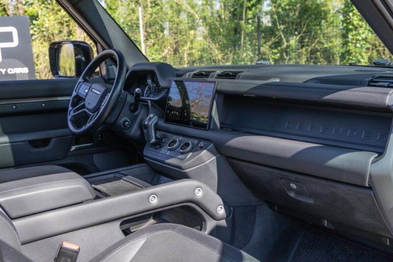 Tableau de bord – LAND ROVER – Defender 90 – 2023 – Gondwana Stone Brillant – 33 000 km – 400 ch – 6 cylindres en ligne – Transmission : Automatique – Origine France – Privaty Cars – Showroom de voitures de sport haut de gamme proche de Bordeaux