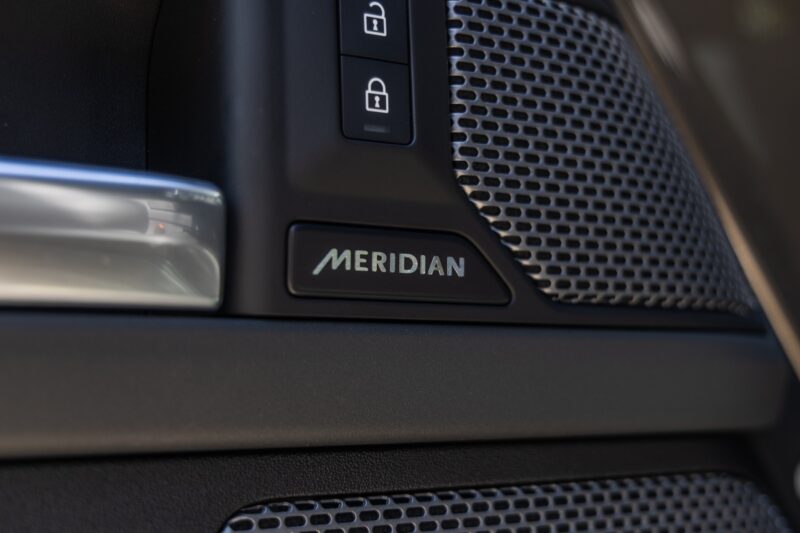Grille de haut-parleur avec logo – LAND ROVER – Defender 90 – 2023 – Gondwana Stone Brillant – 33 000 km – 400 ch – 6 cylindres en ligne – Transmission : Automatique – Origine France – Privaty Cars – Spécialiste des voitures de sport d’occasion proche de Bordeaux