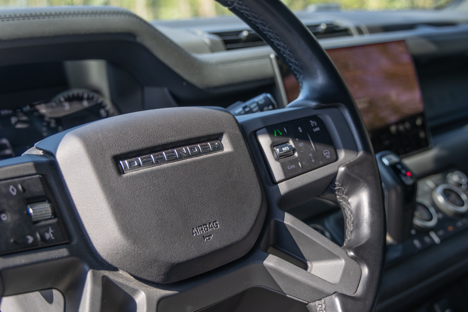 Volant – LAND ROVER – Defender 90 – 2023 – Gondwana Stone Brillant – 33 000 km – 400 ch – 6 cylindres en ligne – Transmission : Automatique – Origine France – Privaty Cars – Recherche personnalisée de voitures de sport d’occasion dans l’Ouest de la France