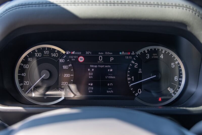 Tableau de bord numérique avec compteurs – LAND ROVER – Defender 90 – 2023 – Gondwana Stone Brillant – 33 000 km – 400 ch – 6 cylindres en ligne – Transmission : Automatique – Origine France – Privaty Cars – Sélection de véhicules LAND ROVER disponibles en Nouvelle-Aquitaine