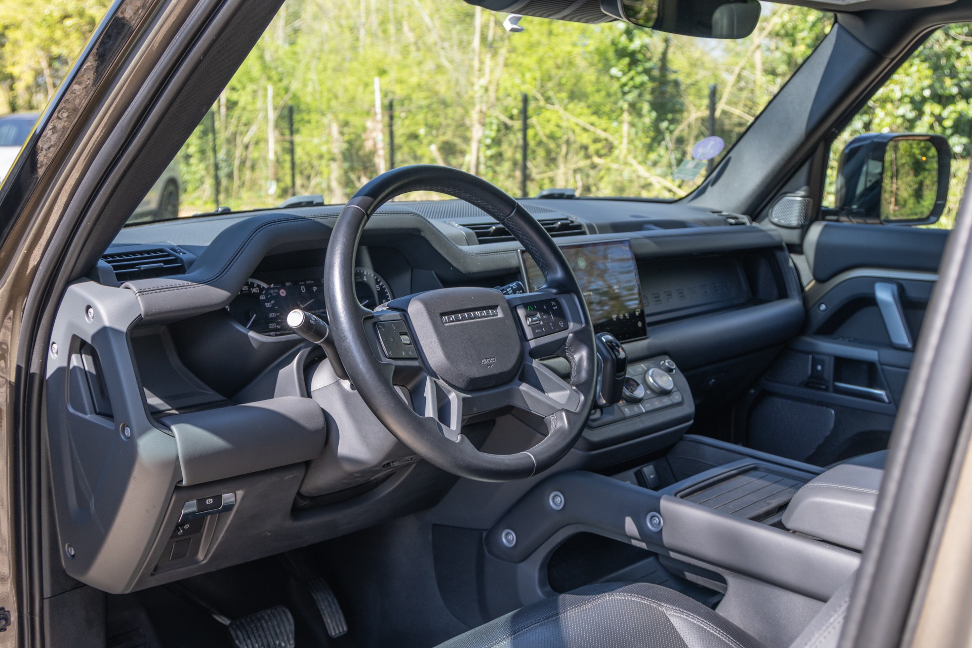 Volant – LAND ROVER – Defender 90 – 2023 – Gondwana Stone Brillant – 33 000 km – 400 ch – 6 cylindres en ligne – Transmission : Automatique – Origine France – Privaty Cars – Vente de supercars d’occasion à 2 heures de Paris en TGV