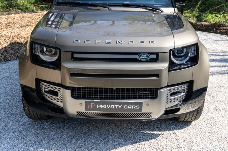 À vendre – LAND ROVER – Defender 90 – 2023 – Gondwana Stone Brillant – 33 000 km – 400 ch – 6 cylindres en ligne – Transmission : Automatique – Vue principale – Origine France – Privaty Cars – Achat et vente de voitures de sport d’occasion en Charente-Maritime
