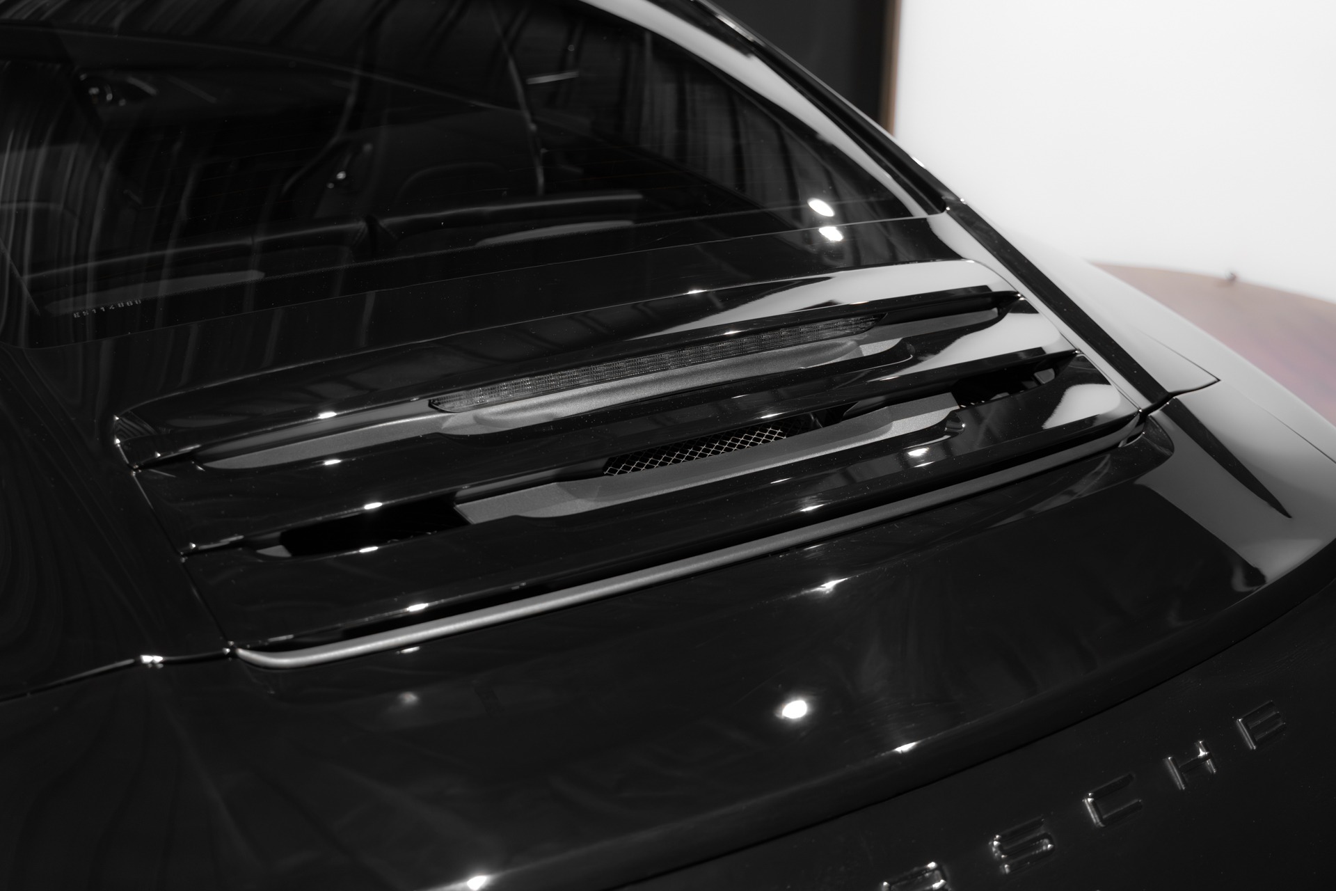 Aileron arrière avec grilles de ventilation – PORSCHE – 911 991 CARRERA S – 2015 – Noir – 97 900 km – 400 ch – Flat 6 Atmo – Transmission : Sequentielle – Origine France – Privaty Cars – Expert des modèles PORSCHE en Charente-Maritime