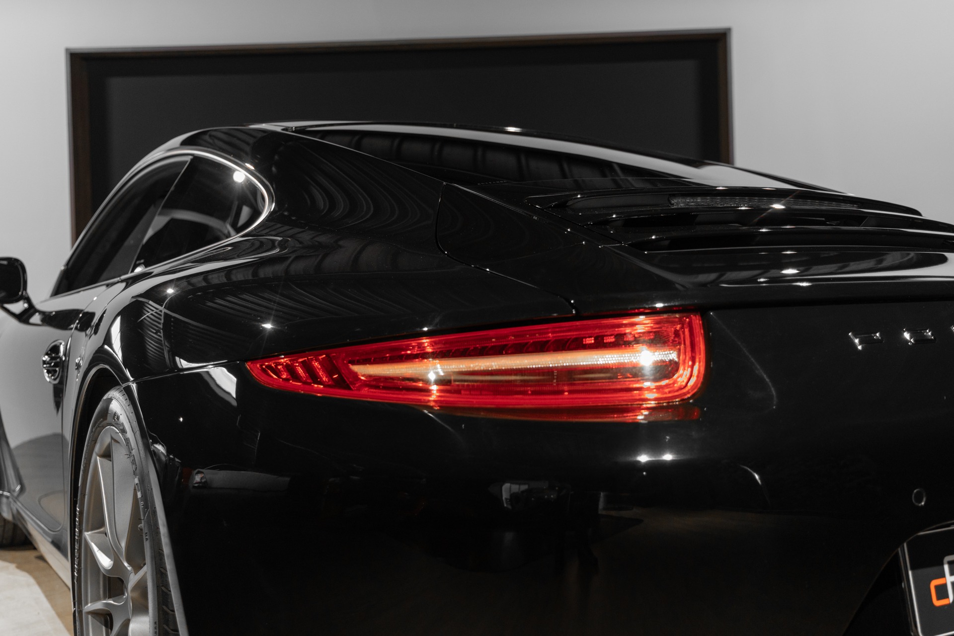 Feu arrière avec éclairage LED – PORSCHE – 911 991 CARRERA S – 2015 – Noir – 97 900 km – 400 ch – Flat 6 Atmo – Transmission : Sequentielle – Origine France – Privaty Cars – Achat et vente de véhicules PORSCHE d’occasion près de Poitiers