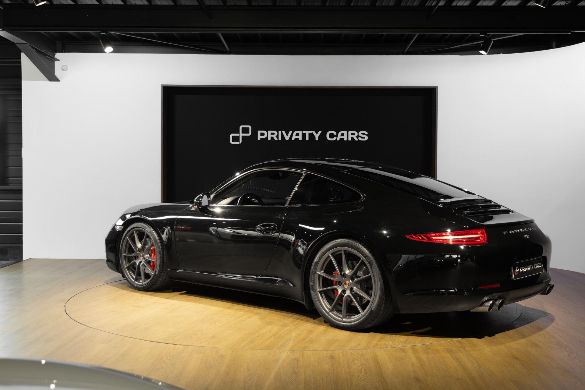 Vue arrière avec jantes sportives – PORSCHE – 911 991 CARRERA S – 2015 – Noir – 97 900 km – 400 ch – Flat 6 Atmo – Transmission : Sequentielle – Origine France – Privaty Cars – Spécialiste PORSCHE d’occasion dans l’Ouest de la France