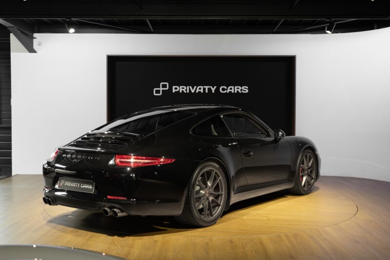 Vue arrière avec double sortie d'échappement – PORSCHE – 911 991 CARRERA S – 2015 – Noir – 97 900 km – 400 ch – Flat 6 Atmo – Transmission : Sequentielle – Origine France – Privaty Cars – Sélection de véhicules PORSCHE disponibles à 2 heures de Paris en TGV