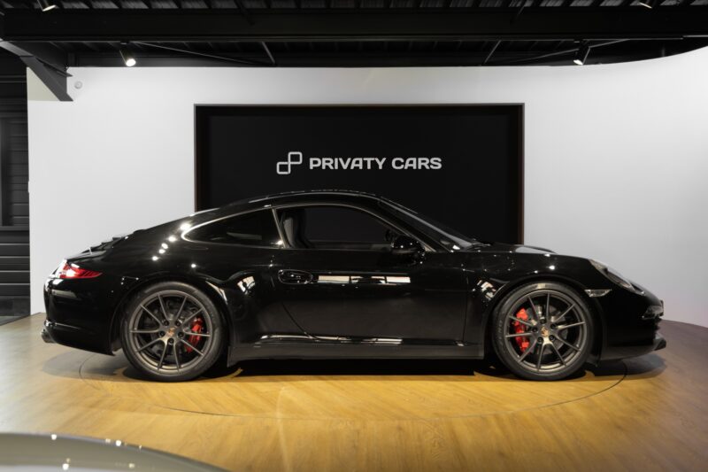 Vue latérale avec jantes sportives – PORSCHE – 911 991 CARRERA S – 2015 – Noir – 97 900 km – 400 ch – Flat 6 Atmo – Transmission : Sequentielle – Origine France – Privaty Cars – Spécialiste des supercars d’occasion en Nouvelle-Aquitaine