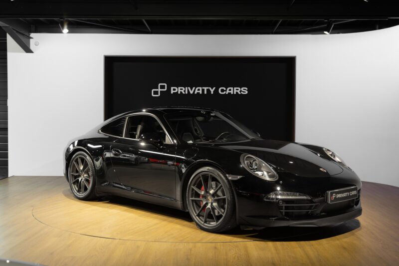 Vue latérale avec jantes sportives – PORSCHE – 911 991 CARRERA S – 2015 – Noir – 97 900 km – 400 ch – Flat 6 Atmo – Transmission : Sequentielle – Origine France – Privaty Cars – Véhicules de sport et de luxe d’occasion en Charente-Maritime
