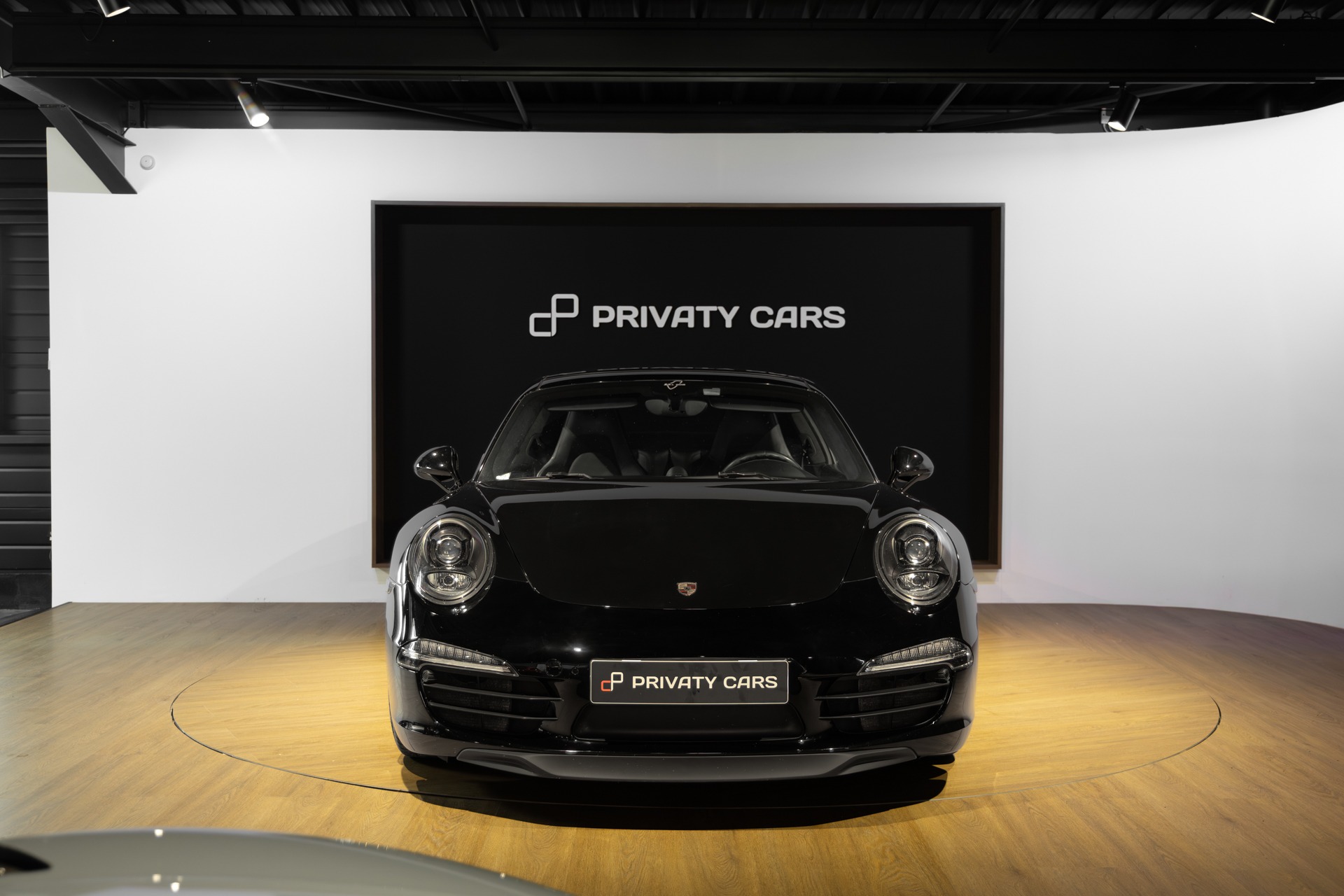 Vue avant avec phares ronds – PORSCHE – 911 991 CARRERA S – 2015 – Noir – 97 900 km – 400 ch – Flat 6 Atmo – Transmission : Sequentielle – Origine France – Privaty Cars – Vente de voitures de prestige d’occasion en Charente-Maritime