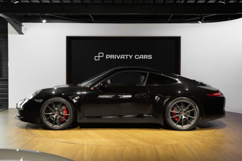 Vue latérale avec jantes sportives – PORSCHE – 911 991 CARRERA S – 2015 – Noir – 97 900 km – 400 ch – Flat 6 Atmo – Transmission : Sequentielle – Origine France – Privaty Cars – Recherche personnalisée de modèles PORSCHE dans l’Ouest de la France
