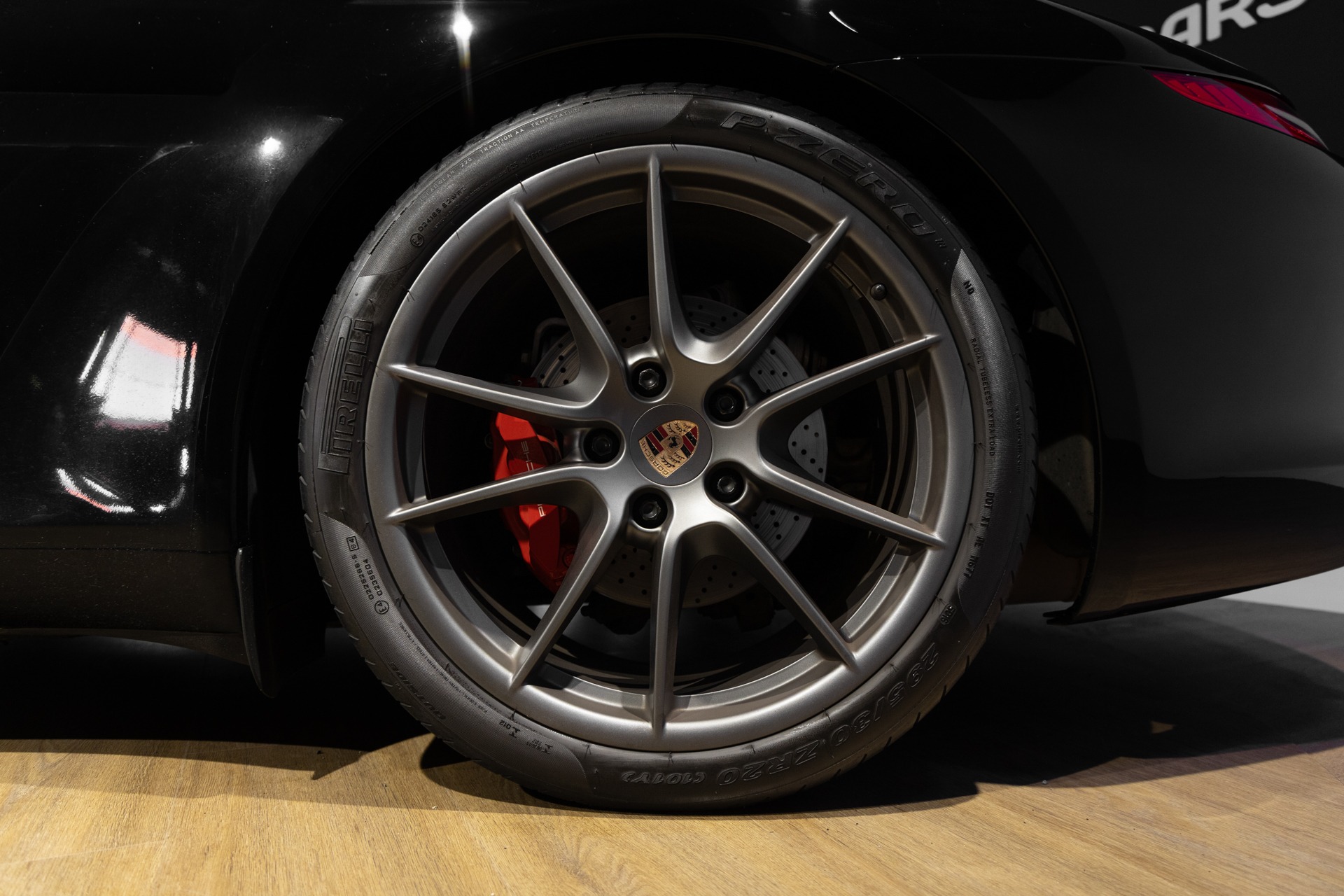 Jantes en alliage avec étriers rouges – PORSCHE – 911 991 CARRERA S – 2015 – Noir – 97 900 km – 400 ch – Flat 6 Atmo – Transmission : Sequentielle – Origine France – Privaty Cars – Importation de véhicules de prestige et sportifs entre Bordeaux et Nantes