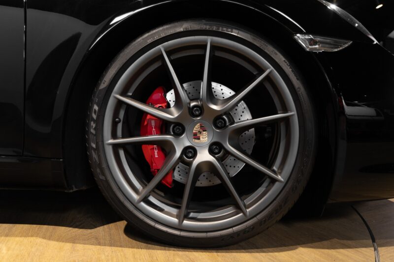 Jantes en alliage avec étriers rouges – PORSCHE – 911 991 CARRERA S – 2015 – Noir – 97 900 km – 400 ch – Flat 6 Atmo – Transmission : Sequentielle – Origine France – Privaty Cars – Expert des sportives d’occasion haut de gamme en Charente-Maritime