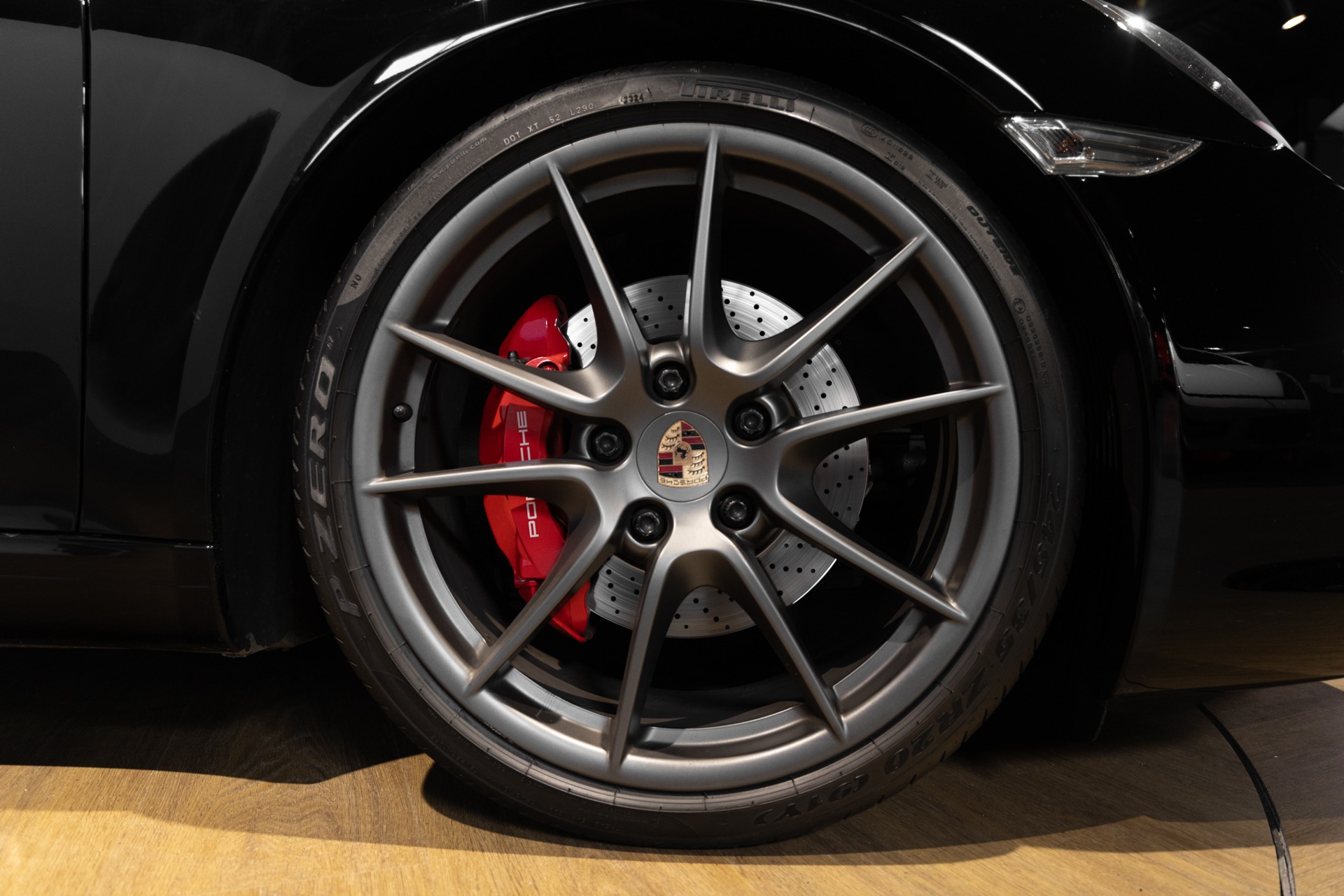 Jantes en alliage avec étriers rouges – PORSCHE – 911 991 CARRERA S – 2015 – Noir – 97 900 km – 400 ch – Flat 6 Atmo – Transmission : Sequentielle – Origine France – Privaty Cars – Expert des sportives d’occasion haut de gamme en Charente-Maritime