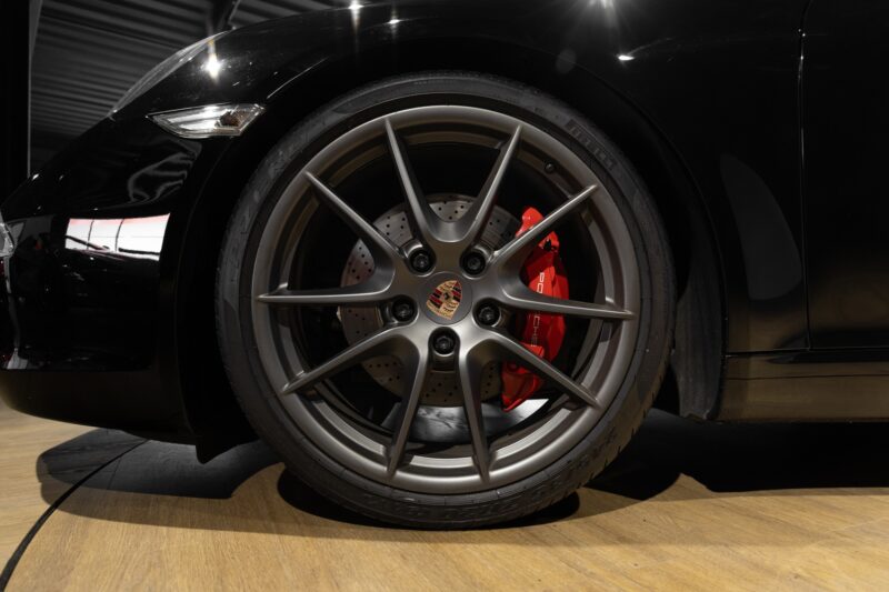 Jantes avec étriers de frein rouges – PORSCHE – 911 991 CARRERA S – 2015 – Noir – 97 900 km – 400 ch – Flat 6 Atmo – Transmission : Sequentielle – Origine France – Privaty Cars – Vente de voitures de sport d’occasion dans l’Ouest de la France