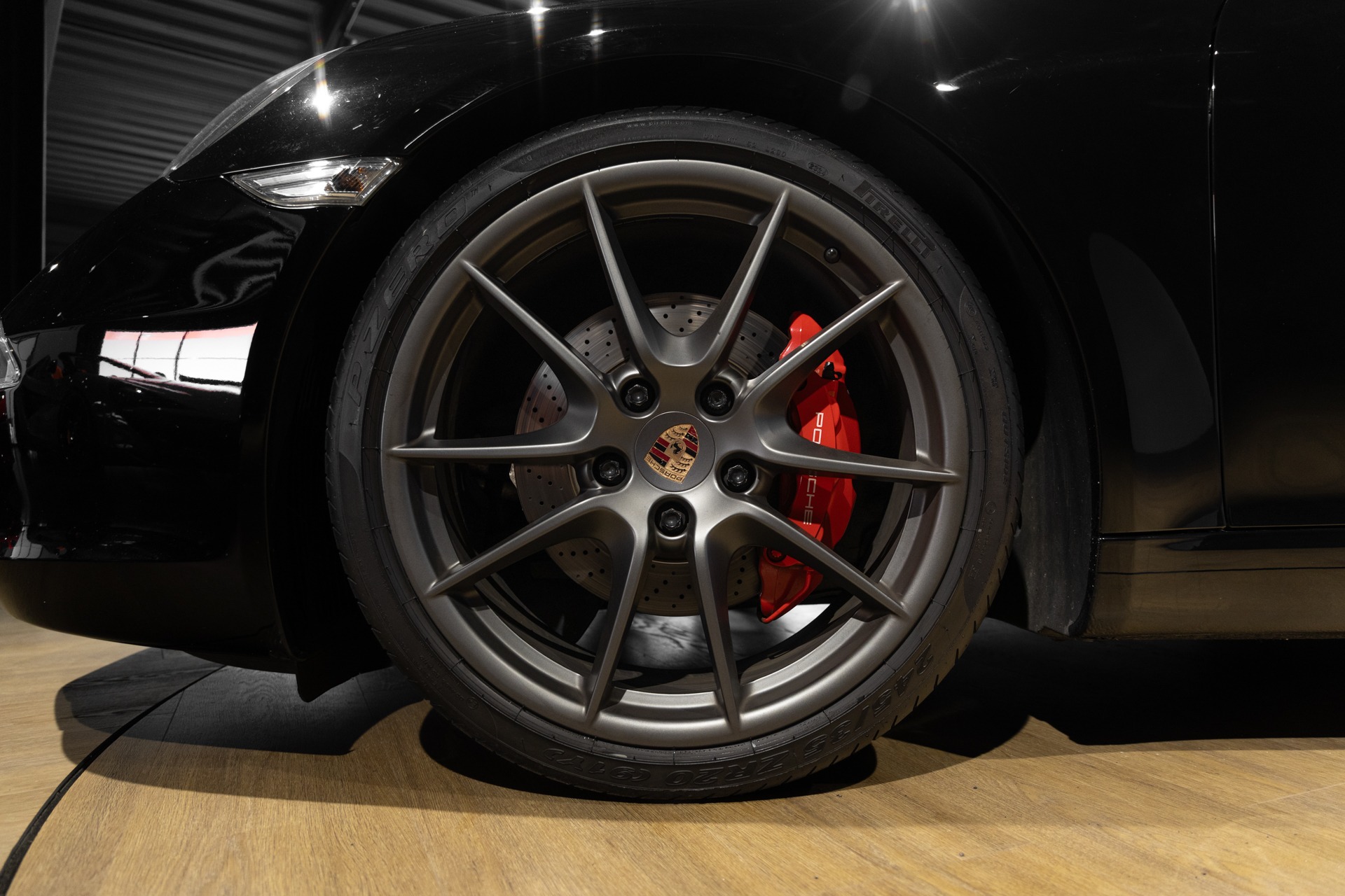 Jantes avec étriers de frein rouges – PORSCHE – 911 991 CARRERA S – 2015 – Noir – 97 900 km – 400 ch – Flat 6 Atmo – Transmission : Sequentielle – Origine France – Privaty Cars – Vente de voitures de sport d’occasion dans l’Ouest de la France