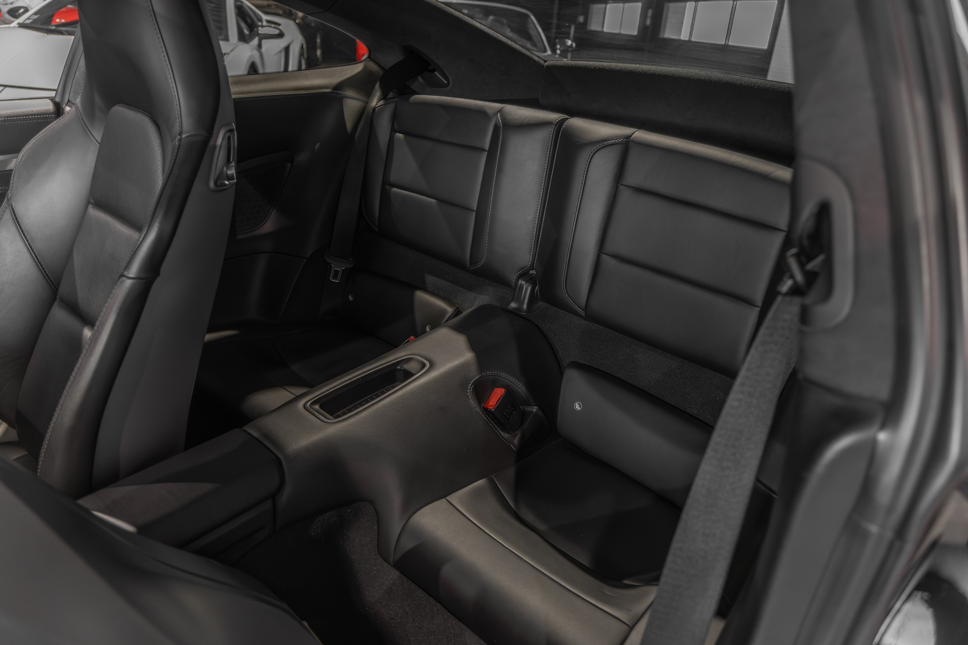 Sièges arrière en cuir – PORSCHE – 911 991 CARRERA S – 2015 – Noir – 97 900 km – 400 ch – Flat 6 Atmo – Transmission : Sequentielle – Origine France – Privaty Cars – Achat et vente de voitures de sport d’occasion à La Rochelle