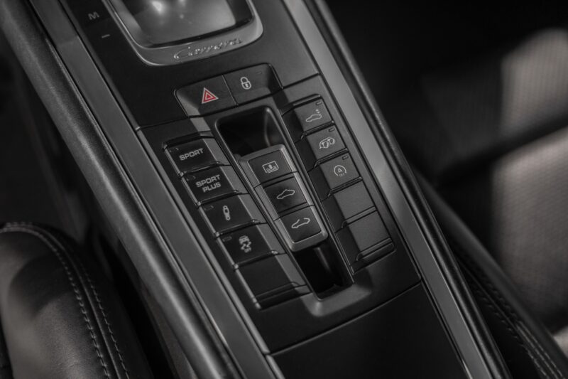 Console centrale avec commandes de conduite – PORSCHE – 911 991 CARRERA S – 2015 – Noir – 97 900 km – 400 ch – Flat 6 Atmo – Transmission : Sequentielle – Origine France – Privaty Cars – Spécialiste des supercars d’occasion proche de Bordeaux