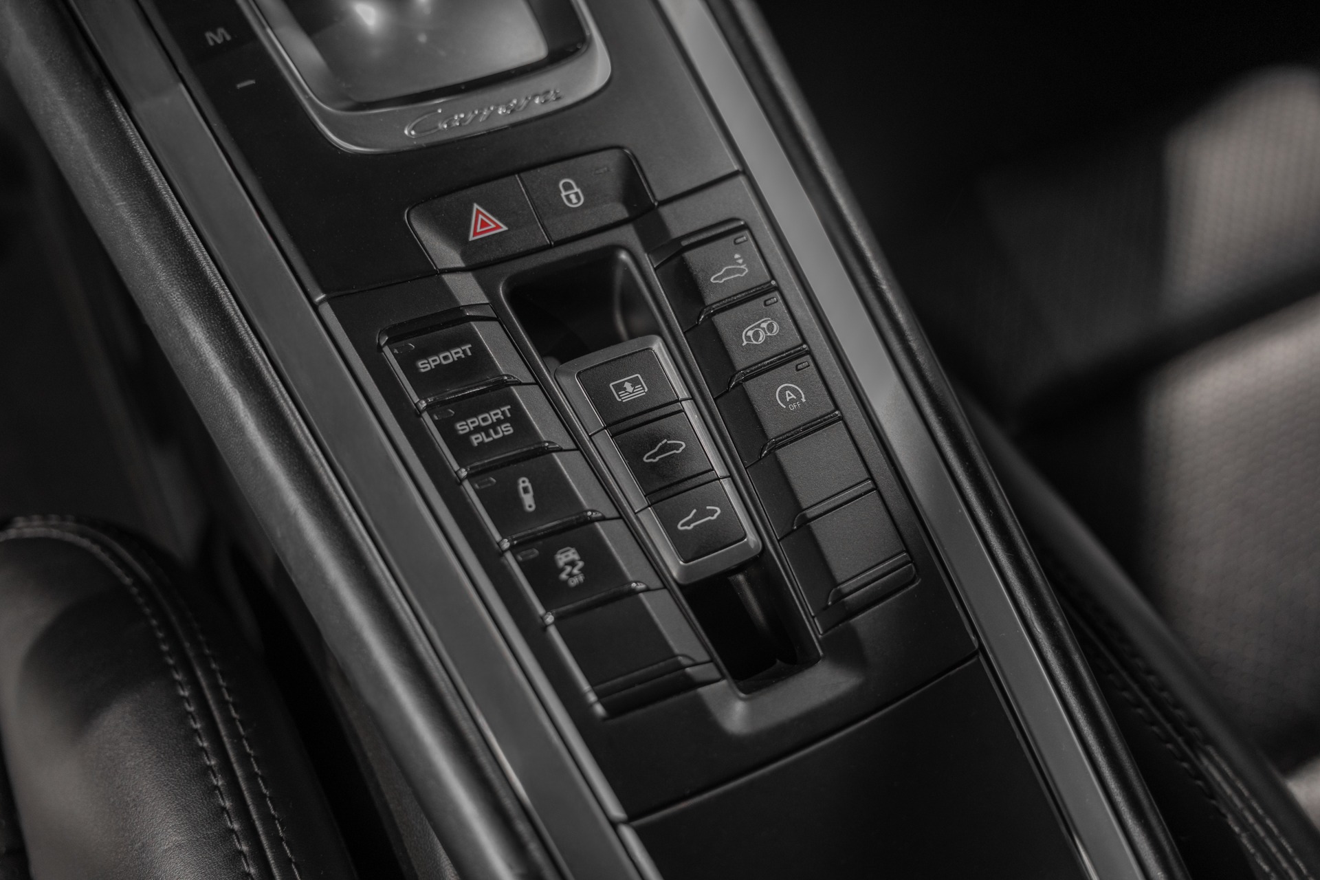 Console centrale avec commandes de conduite – PORSCHE – 911 991 CARRERA S – 2015 – Noir – 97 900 km – 400 ch – Flat 6 Atmo – Transmission : Sequentielle – Origine France – Privaty Cars – Spécialiste des supercars d’occasion proche de Bordeaux