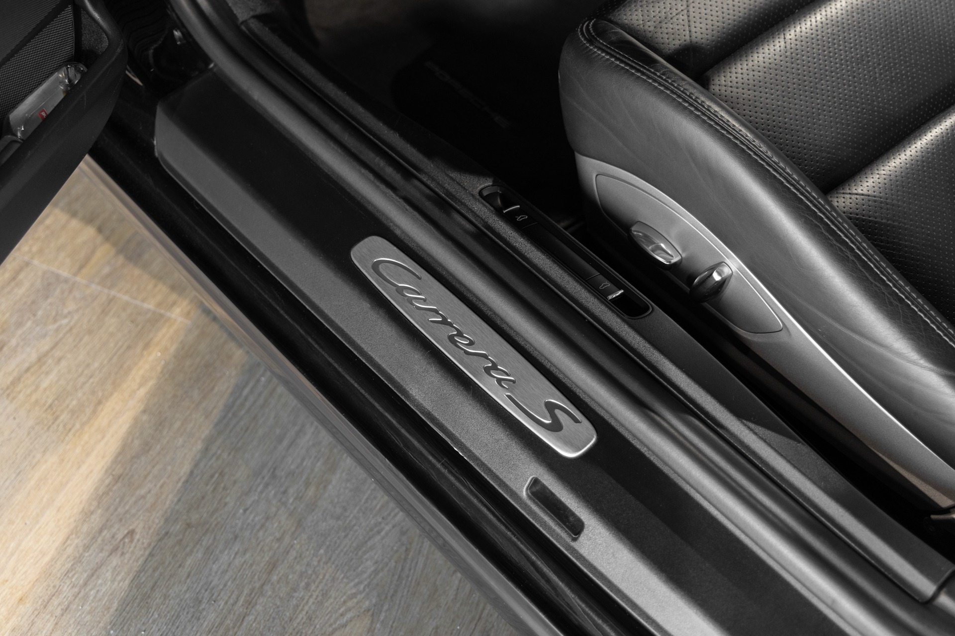 Seuil de porte en aluminium poli – PORSCHE – 911 991 CARRERA S – 2015 – Noir – 97 900 km – 400 ch – Flat 6 Atmo – Transmission : Sequentielle – Origine France – Privaty Cars – Spécialiste PORSCHE d’occasion à 2 heures de Paris en TGV