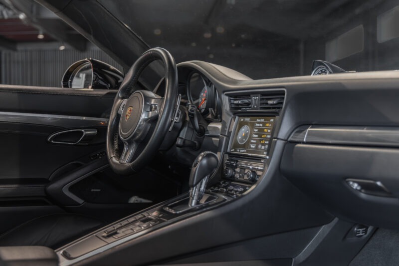 Tableau de bord avec écran central – PORSCHE – 911 991 CARRERA S – 2015 – Noir – 97 900 km – 400 ch – Flat 6 Atmo – Transmission : Sequentielle – Origine France – Privaty Cars – Reprise cash de voitures de luxe sans obligation d’achat en Nouvelle-Aquitaine