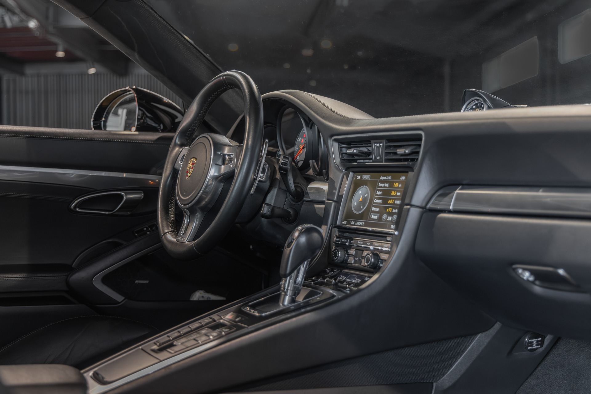 Tableau de bord avec écran central – PORSCHE – 911 991 CARRERA S – 2015 – Noir – 97 900 km – 400 ch – Flat 6 Atmo – Transmission : Sequentielle – Origine France – Privaty Cars – Reprise cash de voitures de luxe sans obligation d’achat en Nouvelle-Aquitaine