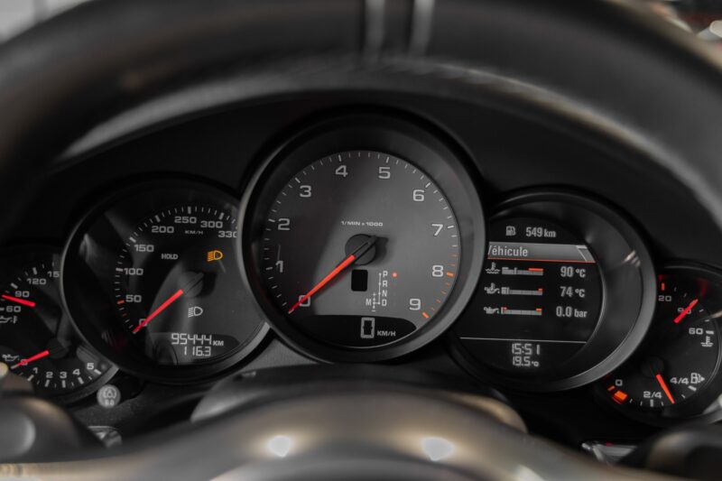Tableau de bord avec compteurs analogiques – PORSCHE – 911 991 CARRERA S – 2015 – Noir – 97 900 km – 400 ch – Flat 6 Atmo – Transmission : Sequentielle – Origine France – Privaty Cars – Service de courtage et recherche automobile premium proche de Bordeaux