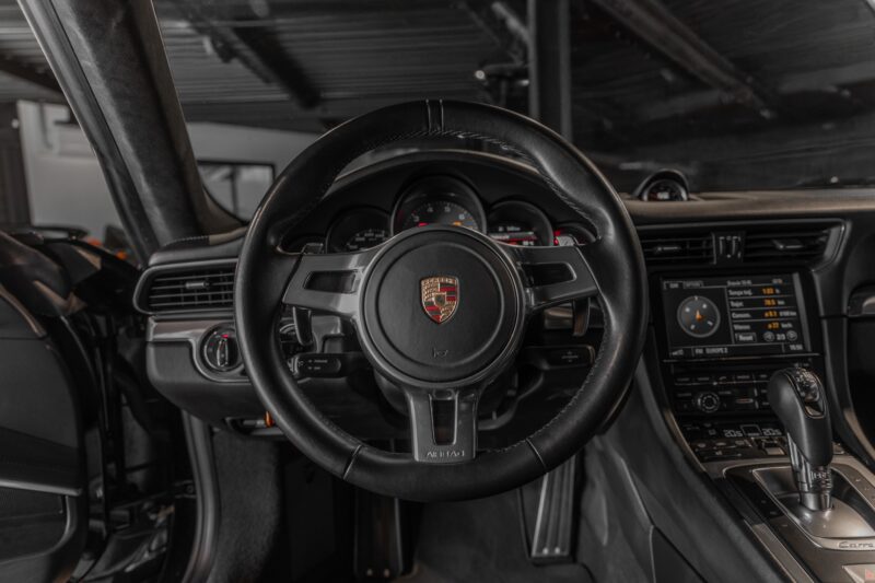 Volant – PORSCHE – 911 991 CARRERA S – 2015 – Noir – 97 900 km – 400 ch – Flat 6 Atmo – Transmission : Sequentielle – Origine France – Privaty Cars – Expert des modèles PORSCHE à 2 heures de Paris en TGV