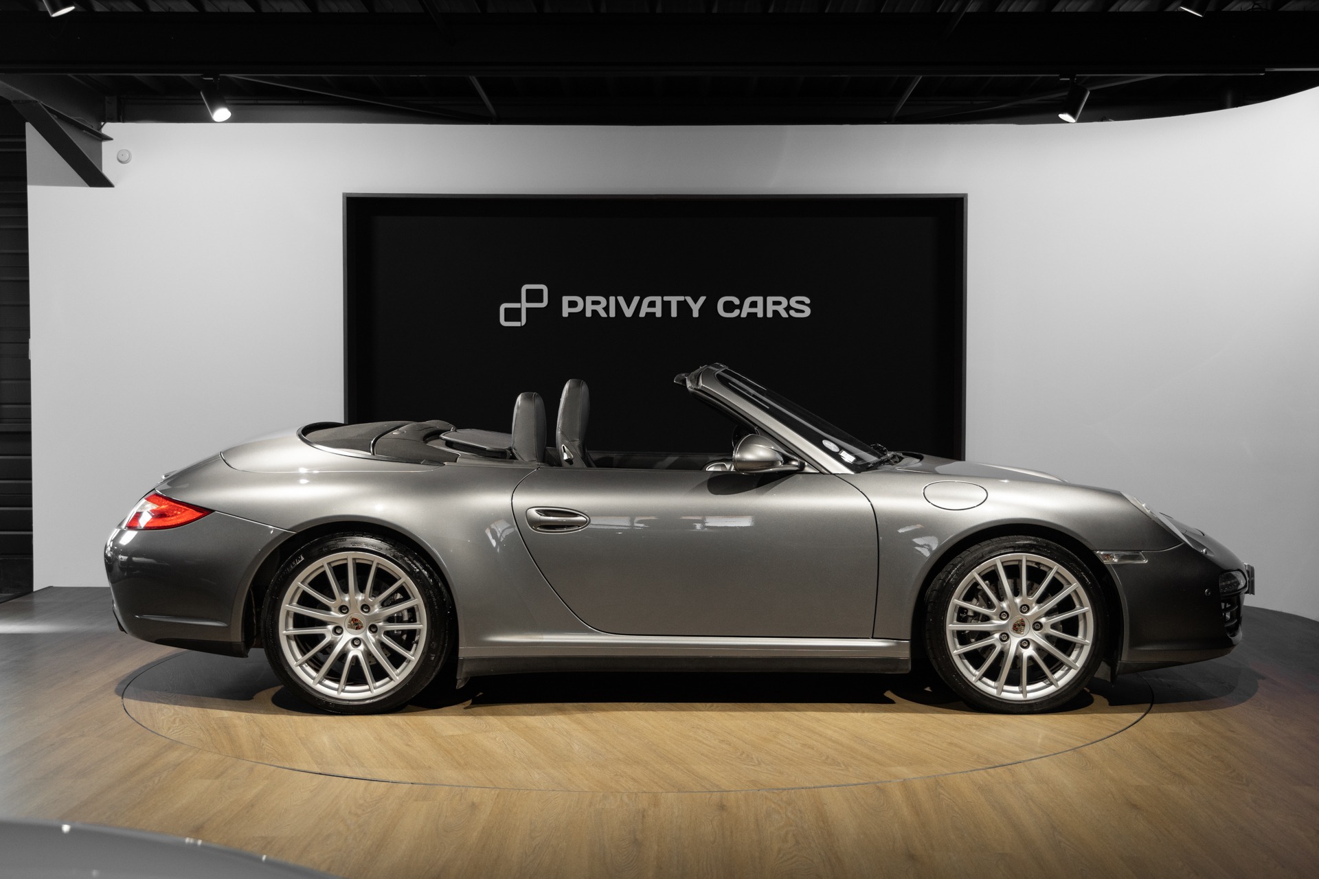 Extérieur – PORSCHE – 911 997 CARRERA 4 – 2008 – Gris Météor – 130 900 km – 345 ch – Flat 6 Atmo – Transmission : Sequentielle – Origine Belgique  – Privaty Cars – Vente de voitures de prestige d’occasion dans l’Ouest de la France