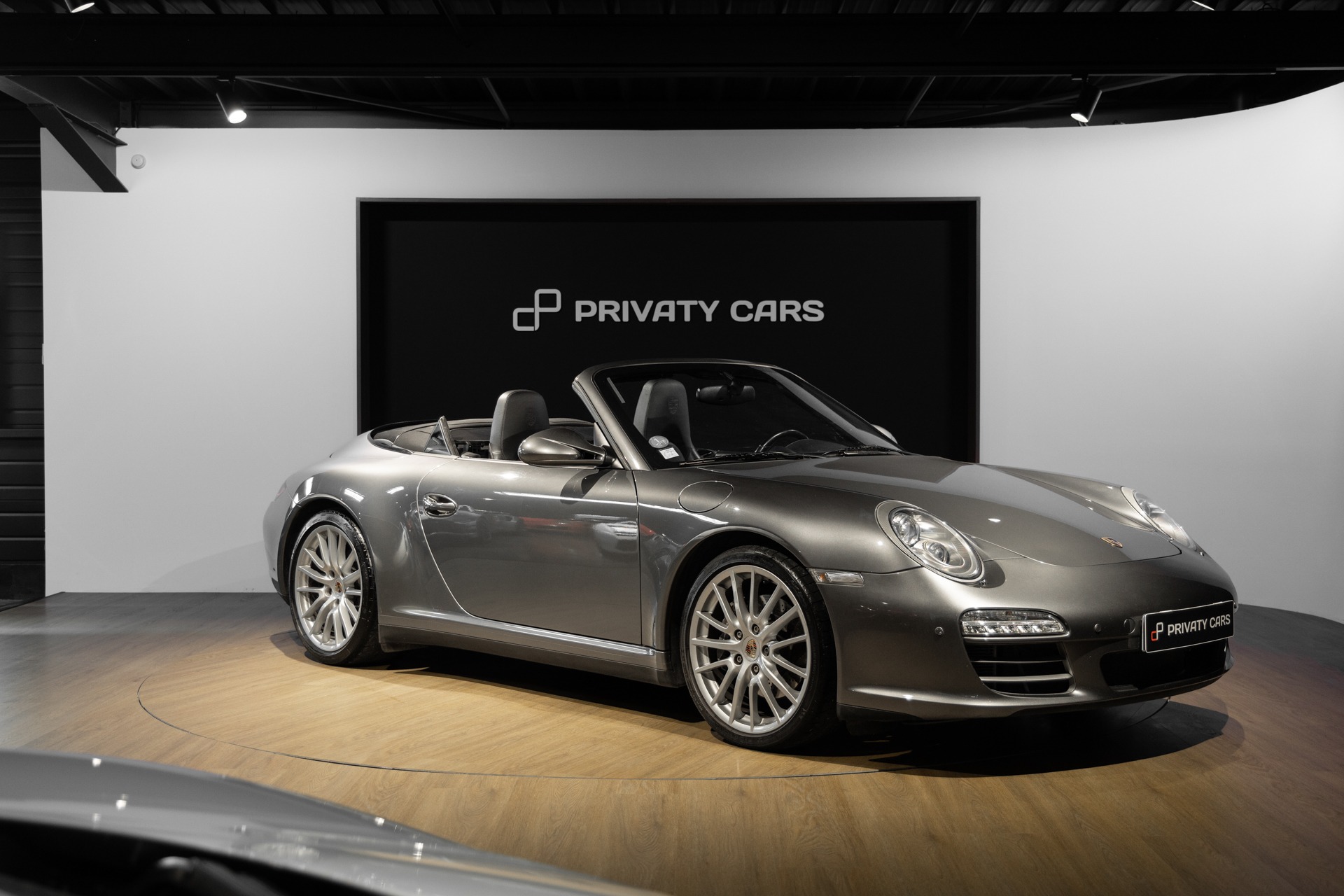 Extérieur – PORSCHE – 911 997 CARRERA 4 – 2008 – Gris Météor – 130 900 km – 345 ch – Flat 6 Atmo – Transmission : Sequentielle – Origine Belgique  – Privaty Cars – Spécialiste des sportives d’occasion en Charente-Maritime