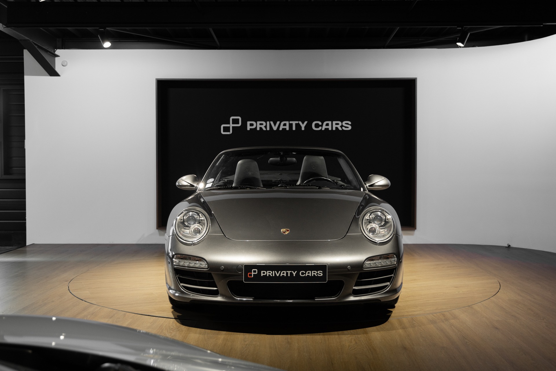 Extérieur – PORSCHE – 911 997 CARRERA 4 – 2008 – Gris Météor – 130 900 km – 345 ch – Flat 6 Atmo – Transmission : Sequentielle – Origine Belgique  – Privaty Cars – Négoce de véhicules GT et sportives d’exception près de Niort