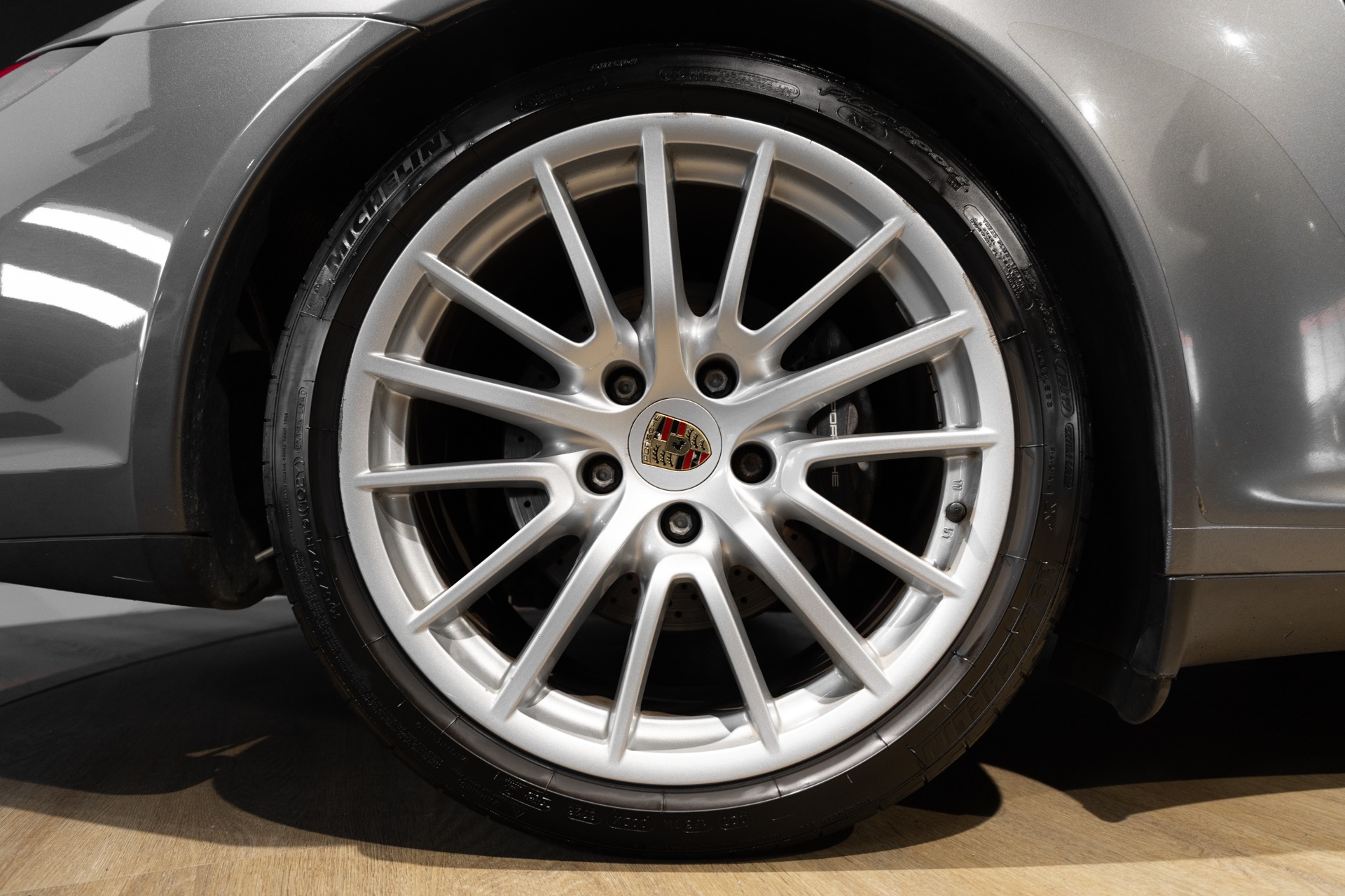 Jantes – PORSCHE – 911 997 CARRERA 4 – 2008 – Gris Météor – 130 900 km – 345 ch – Flat 6 Atmo – Transmission : Sequentielle – Origine Belgique  – Privaty Cars – Vente de véhicules d’investissement et de collection proche de Nantes