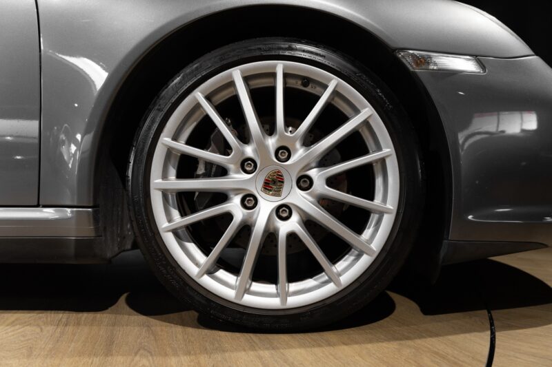 Jantes – PORSCHE – 911 997 CARRERA 4 – 2008 – Gris Météor – 130 900 km – 345 ch – Flat 6 Atmo – Transmission : Sequentielle – Origine Belgique  – Privaty Cars – Spécialiste PORSCHE d’occasion en Nouvelle-Aquitaine