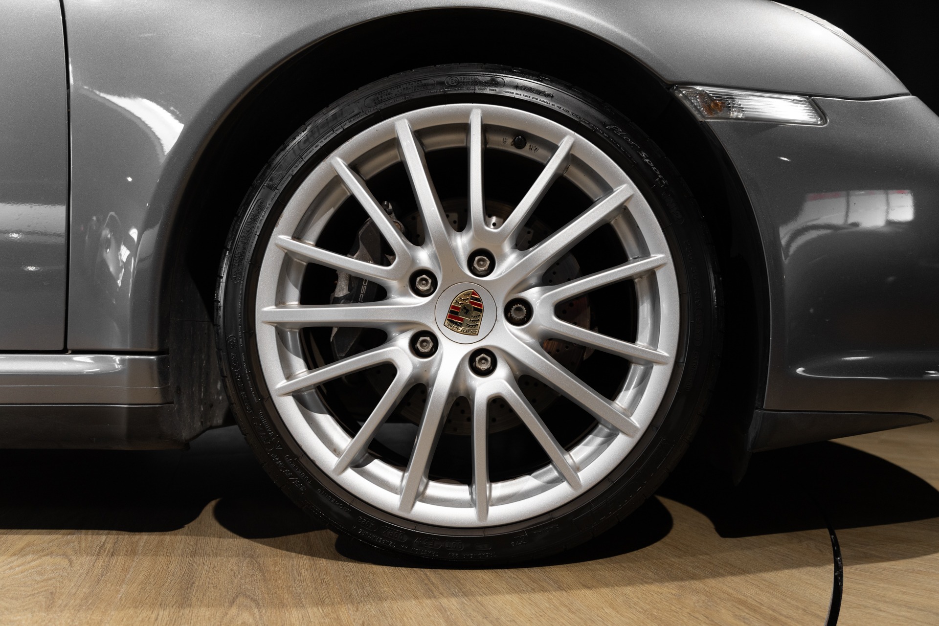 Jantes – PORSCHE – 911 997 CARRERA 4 – 2008 – Gris Météor – 130 900 km – 345 ch – Flat 6 Atmo – Transmission : Sequentielle – Origine Belgique  – Privaty Cars – Spécialiste PORSCHE d’occasion en Nouvelle-Aquitaine