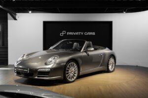 À vendre – PORSCHE – 911 997 CARRERA 4 – 2008 – Gris Météor – 130 900 km – 345 ch – Flat 6 Atmo – Transmission : Sequentielle – Photo principale – Origine Belgique  – Privaty Cars – Importation de véhicules de prestige et sportifs près de Poitiers