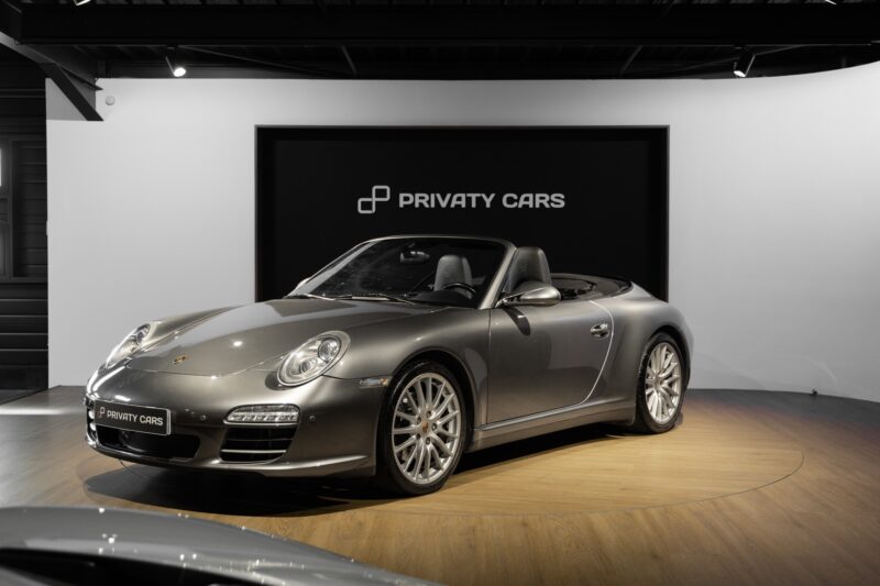 À vendre – PORSCHE – 911 997 CARRERA 4 – 2008 – Gris Météor – 130 900 km – 345 ch – Flat 6 Atmo – Transmission : Sequentielle – Photo principale – Origine Belgique  – Privaty Cars – Importation de véhicules de prestige et sportifs près de Poitiers