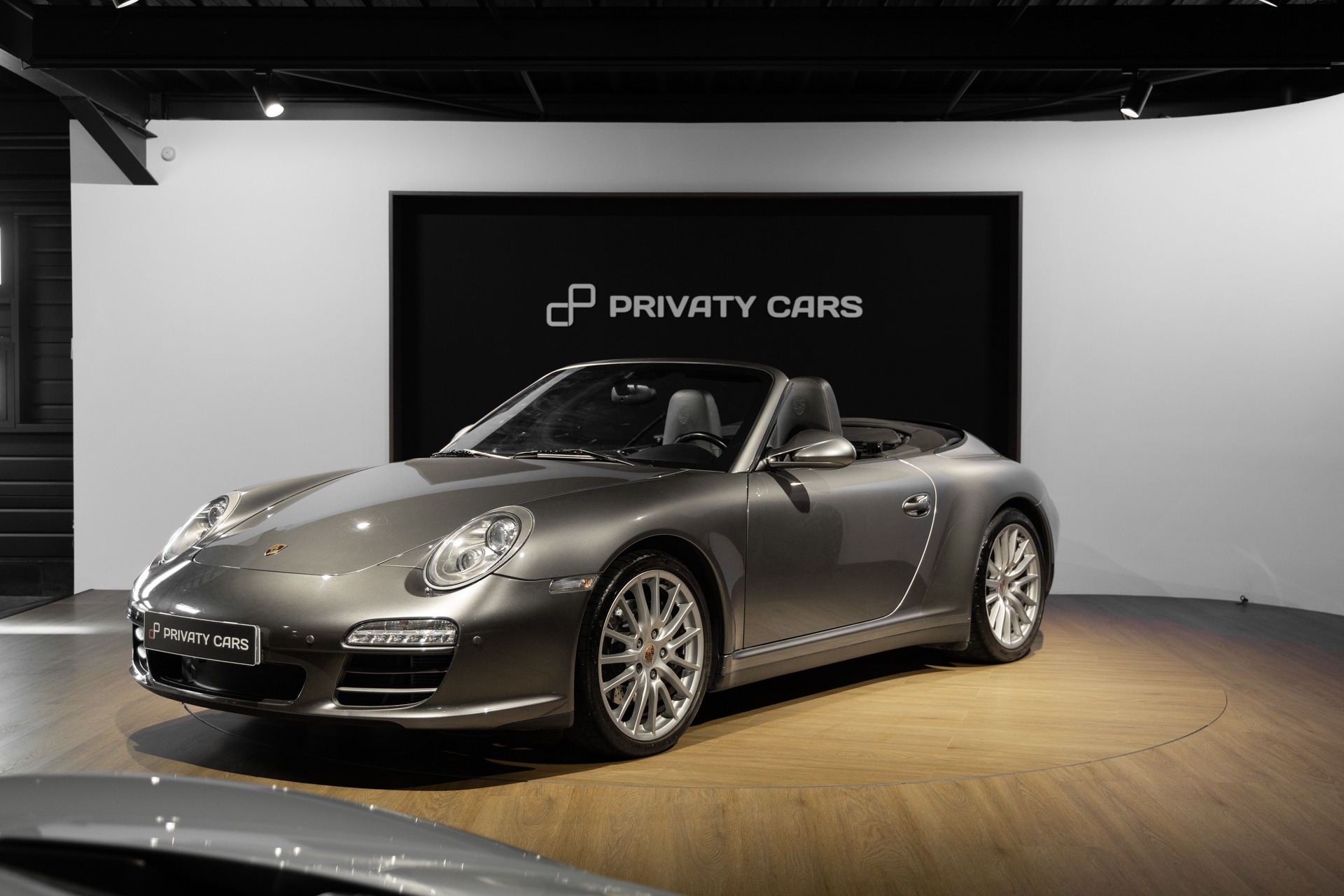 À vendre – PORSCHE – 911 997 CARRERA 4 – 2008 – Gris Météor – 130 900 km – 345 ch – Flat 6 Atmo – Transmission : Sequentielle – Photo principale – Origine Belgique  – Privaty Cars – Importation de véhicules de prestige et sportifs près de Poitiers