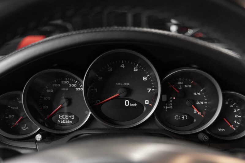 Volant – PORSCHE – 911 997 CARRERA 4 – 2008 – Gris Météor – 130 900 km – 345 ch – Flat 6 Atmo – Transmission : Sequentielle – Origine Belgique  – Privaty Cars – Rachat cash de voitures PORSCHE près de Niort