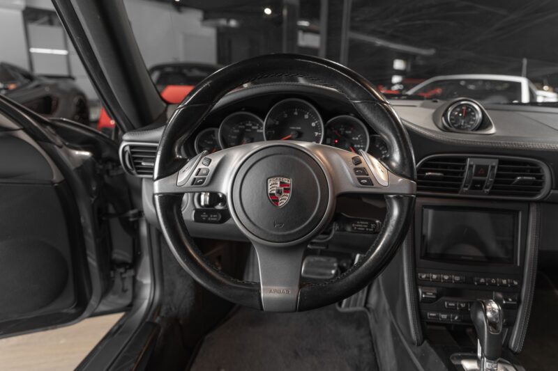 Volant – PORSCHE – 911 997 CARRERA 4 – 2008 – Gris Météor – 130 900 km – 345 ch – Flat 6 Atmo – Transmission : Sequentielle – Origine Belgique  – Privaty Cars – Reprise cash de voitures de luxe sans obligation d’achat près de Niort