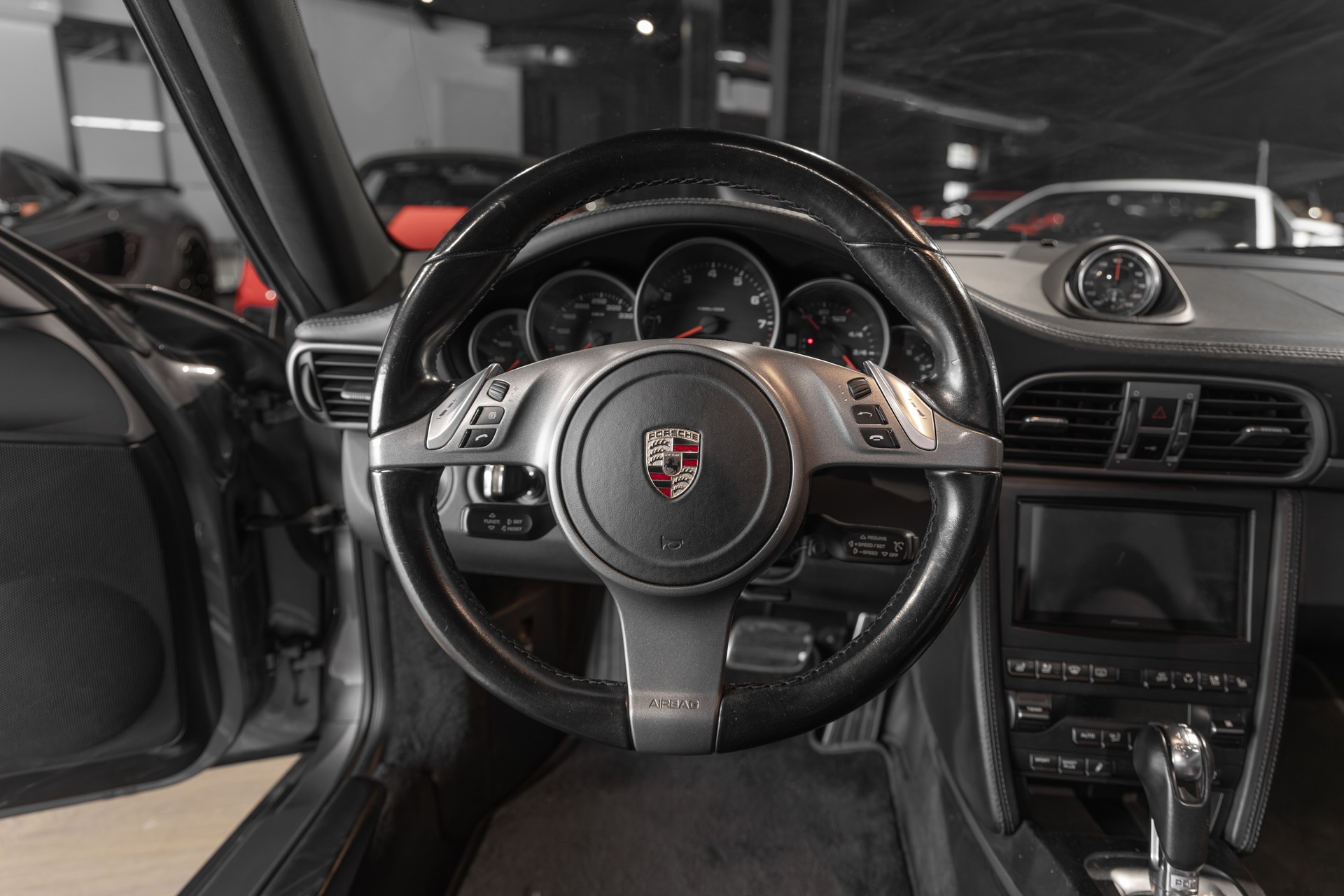Volant – PORSCHE – 911 997 CARRERA 4 – 2008 – Gris Météor – 130 900 km – 345 ch – Flat 6 Atmo – Transmission : Sequentielle – Origine Belgique  – Privaty Cars – Reprise cash de voitures de luxe sans obligation d’achat près de Niort