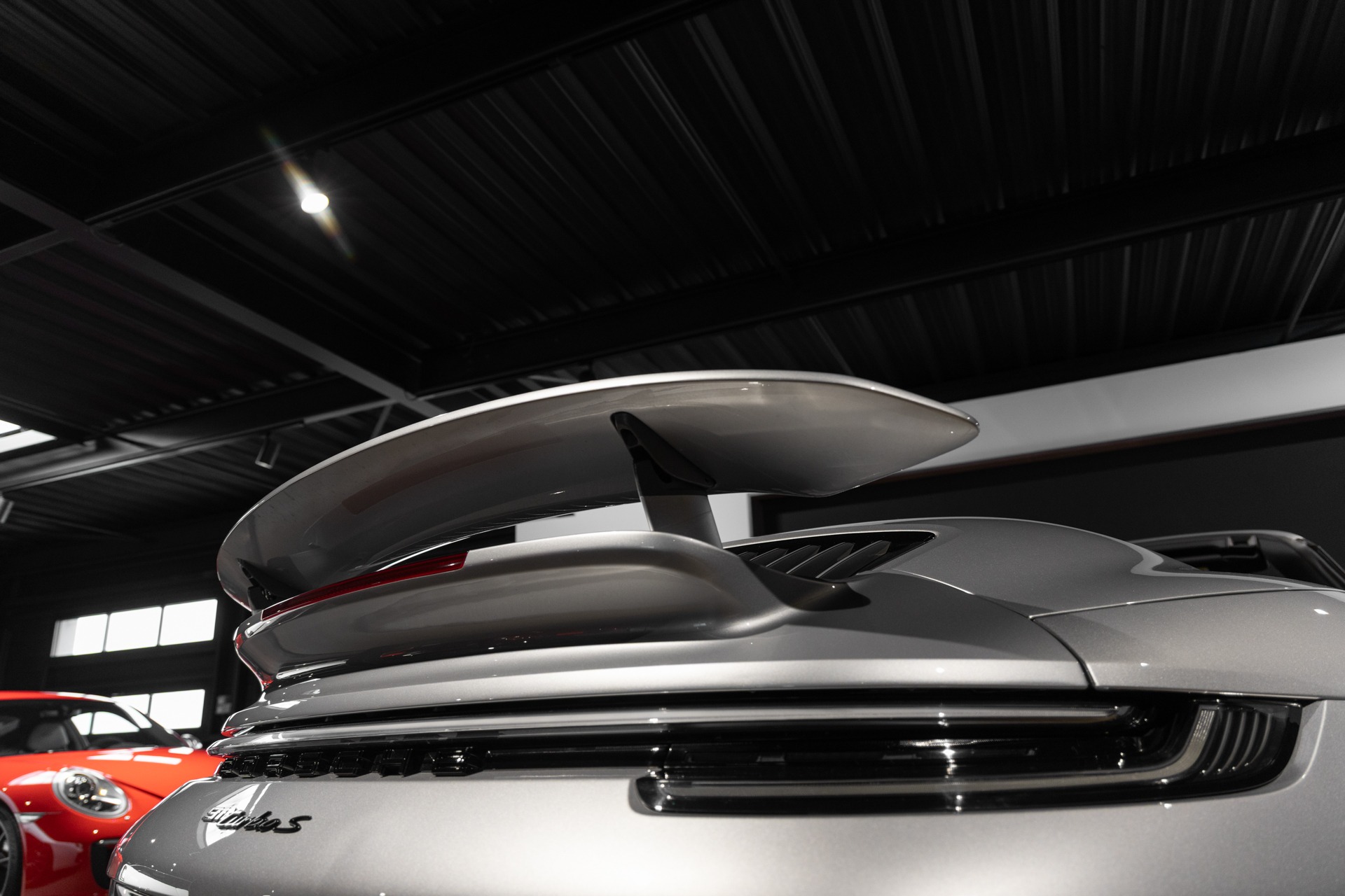 Carrosserie – PORSCHE – 992 Turbo S Cabriolet – 2020 – Gris Argent Gt – 31 900 km – 650 ch – Flat 6 bi-turbo – Transmission : Séquentielle – Origine Allemagne  – Privaty Cars – Showroom de voitures de sport haut de gamme en Nouvelle-Aquitaine