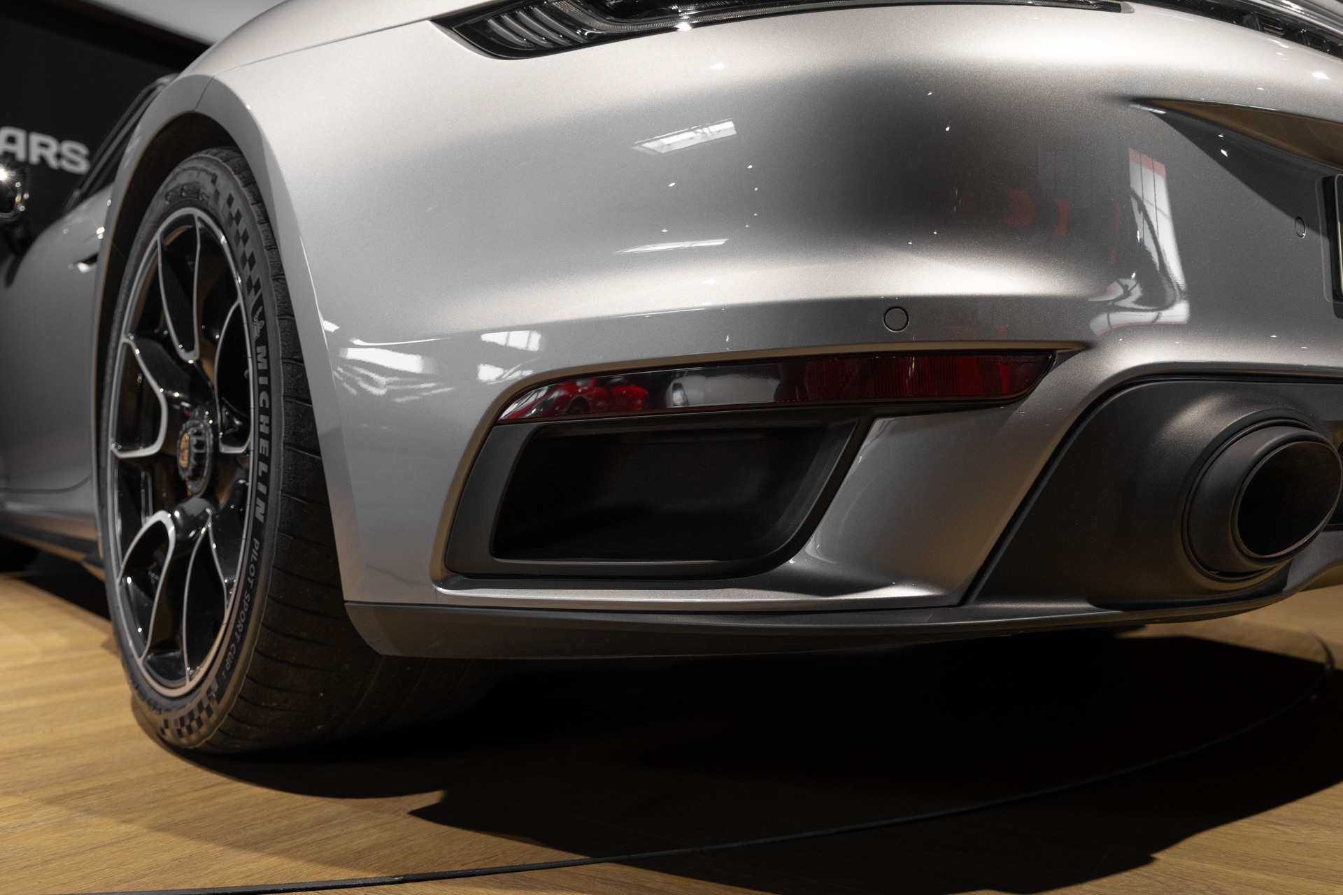 Sortie d'échappement avec diffuseur arrière – PORSCHE – 992 Turbo S Cabriolet – 2020 – Gris Argent Gt – 31 900 km – 650 ch – Flat 6 bi-turbo – Transmission : Séquentielle – Origine Allemagne  – Privaty Cars – Dépôt-vente de véhicules PORSCHE entre Bordeaux et Nantes