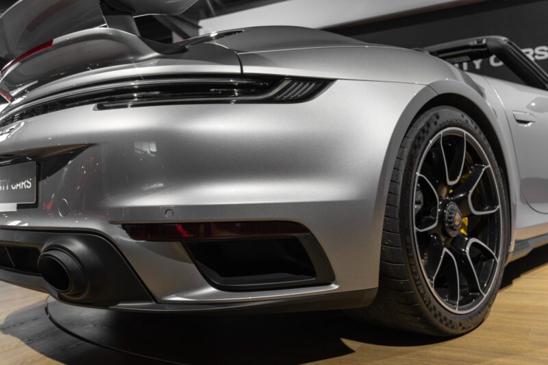 Carrosserie – PORSCHE – 992 Turbo S Cabriolet – 2020 – Gris Argent Gt – 31 900 km – 650 ch – Flat 6 bi-turbo – Transmission : Séquentielle – Origine Allemagne  – Privaty Cars – Spécialiste des voitures de luxe d’occasion à 2 heures de Paris en TGV