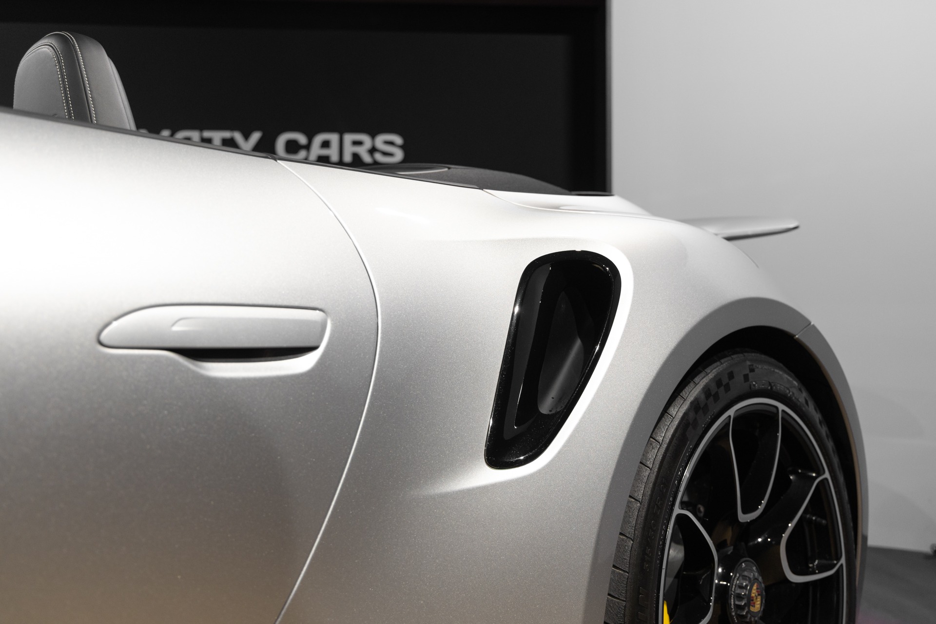 Carrosserie – PORSCHE – 992 Turbo S Cabriolet – 2020 – Gris Argent Gt – 31 900 km – 650 ch – Flat 6 bi-turbo – Transmission : Séquentielle – Origine Allemagne  – Privaty Cars – Expertise et vente de modèles Super Sport dans l’Ouest de la France