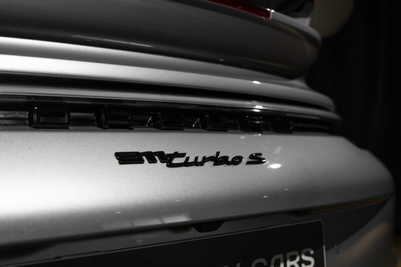 Inscription arrière avec logo noir – PORSCHE – 992 Turbo S Cabriolet – 2020 – Gris Argent Gt – 31 900 km – 650 ch – Flat 6 bi-turbo – Transmission : Séquentielle – Origine Allemagne  – Privaty Cars – Vente de supercars d’occasion près de Niort