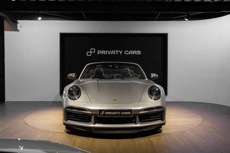 Vue avant avec phares ronds – PORSCHE – 992 Turbo S Cabriolet – 2020 – Gris Argent Gt – 31 900 km – 650 ch – Flat 6 bi-turbo – Transmission : Séquentielle – Origine Allemagne  – Privaty Cars – Expert des modèles PORSCHE proche de Nantes