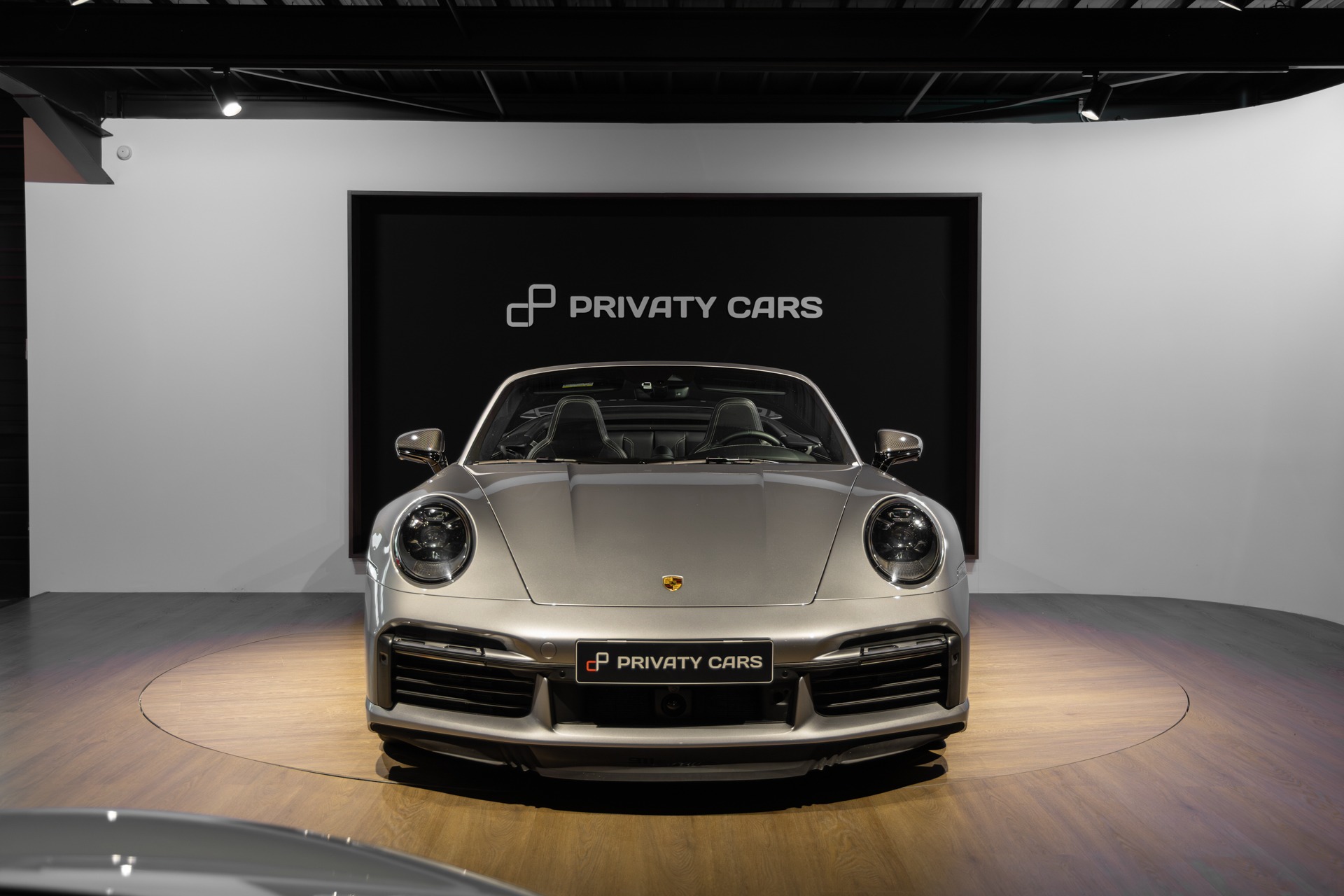 Vue avant avec phares ronds – PORSCHE – 992 Turbo S Cabriolet – 2020 – Gris Argent Gt – 31 900 km – 650 ch – Flat 6 bi-turbo – Transmission : Séquentielle – Origine Allemagne  – Privaty Cars – Expert des modèles PORSCHE proche de Nantes